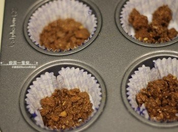 step2: 混和好的餅乾碎，均勻鋪在杯子蛋糕紙模底部，壓緊，放冷藏定型。