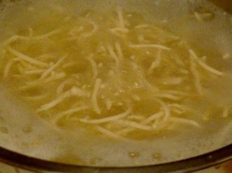 step3: 再將豆干絲放熱鍋中(可加些許小蘇打粉讓豆干絲更軟嫩)，煮約1~2分鐘左右即可，取出以冷開水沖乾淨，將水份充分瀝乾