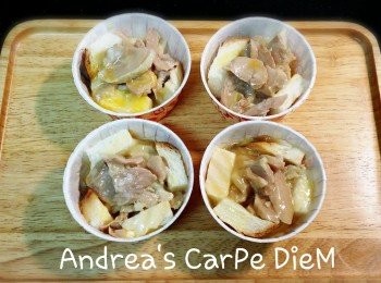 step2: 1.在中間放上燻雞片 2.將蛋加入適量鹽(或雞粉)和1大匙的水拌勻 3.將蛋液平均加入杯中