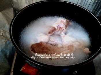 step1: 瘦肉放入水中煮至大滾出水後 , 用水沖洗乾淨及瀝乾
