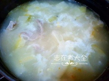 step3: 慢火加入咸蛋白，微微攪拌至湯滾起