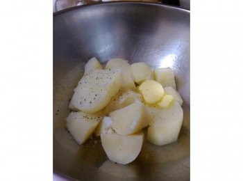 step3: 煮好的土豆撈起放進盆裡，加入奶油，適量的鹽巴和黑胡椒粉 用叉子碾碎後加入已經炒香的洋蔥火腿攪拌均勻，放涼