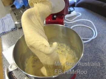 step5: 少少筆記:
1. 牛油: 袋鼠先生係澳洲咁耐, 其實都整過排包好幾次, 有搵過唔同食譜比較過, 大同小異, 主要都係湯種定係唔湯種(中種),  以上呢個係中種, 咁就唔駛又要撩一煲野, 至於有的食譜話用無鹽牛油, 我袋鼠先生就來都係唔理既, 因為我覺得就算係甜食, 牛油果種鹹係鹹香, 都係增加左個層次, 又唔係會鹹到豆豉鯪魚咁。