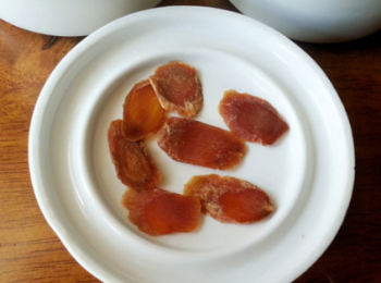 step2: 高麗參10片，2個人的量，肉和高麗參放入燉盅，加入適量清水，隔水燉3小時即可。