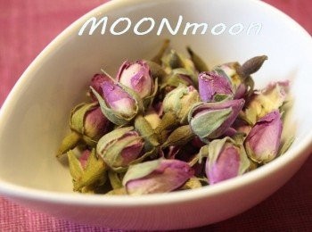 step1: 用小煲注入水、砂糖及1湯匙玫瑰花，水滾後煮3分鐘，焗10分鐘，隔去玫瑰花，待涼至40度。