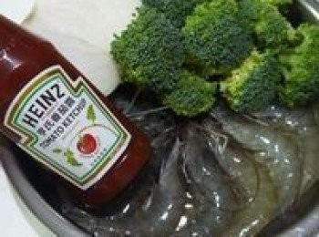 step1: 蝦子先去殼去腸泥備用，青花菜先用開水燙過，保持青綠。