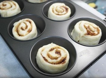 step13: 將麵團切成6-8等分切面朝上放進馬芬模~~ 進行第二次發酵..30度20分鐘!!