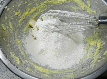 step4: 奶油麵糊中加入水，篩入低粉跟小蘇打粉後拌勻