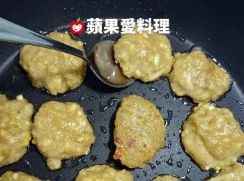 step6: 轉中火慢煎，待餅的底部呈焦黃色時，翻面續煎（用湯匙翻面很方便）。