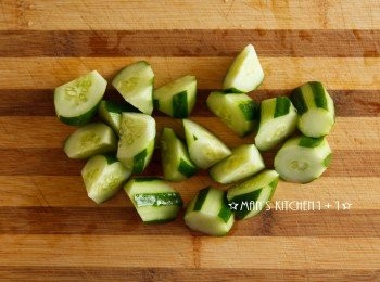 step1: 首先將小黃瓜切塊備用。