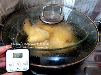 step7: 將雞放入鑊中隔水用慢火蒸30分鐘後熄火焗5分鐘