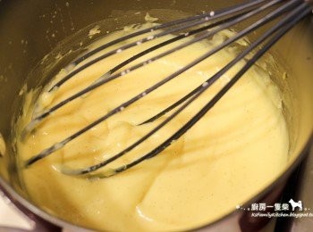 step6: 一邊小火加熱，一邊以打蛋器不停攪拌至濃稠（劃過會出現如照片中的清楚痕跡即可），關火放涼。