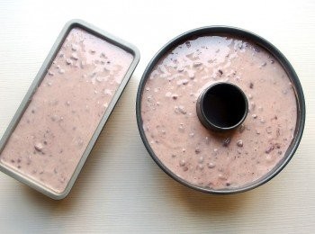 step12: 將混合均勻的紅豆年糕麵糊,倒入模型容器9分滿。再用蒸爐100度c蒸50分鐘(視容器大小,時間增減),或使用電鍋蒸煮(外鍋放2杯水)跳起後燜20分鐘,再用筷子試叉一下年糕,若無沾黏麵糊即代表已蒸熟。反之則再多蒸一會。