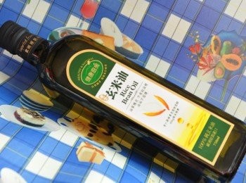 step9: 選擇黃金玄米油8大理由: 1.發煙點高(245度~257度c)油質安定超低油煙 2.清爽不油膩油垢不囤積 3.煎炒炸拌，最適合的料理首選 4.非基因改造無農藥無重金屬殘留 5.用量省，不易沾鍋好清洗 6.含天然獨特糙米營養素(y榖微素與維生素E) 7.脂肪酸比例加，最接近世衛組織推薦脂肪酸比1:1:1 8.連續4年獲得國家品質標章認證