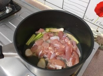 step3: 加入雞肉， 湯煮滾後轉慢火蓋上煲蓋繼續煮10分鐘