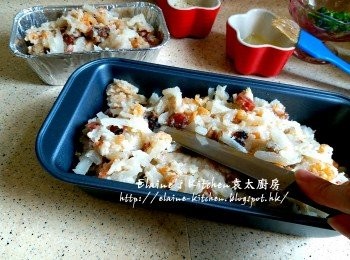 step11: 糕盆掃上油 , 將材料平均放入至八分滿 , 再用刀壓平靜待10分鐘