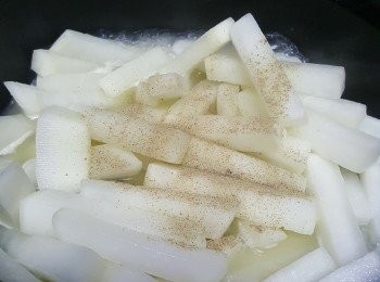 step3: 熱鑊下油放入薑片爆香，加入蘿蔔略炒，加入清雞湯，冰糖和胡椒粉拌勻，煮至滾轉小火煮15分鐘至蘿蔔軟身