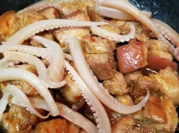 step4: 分鐘後，加入水魷，中細火再炆15分鐘。