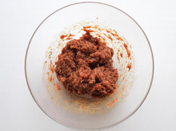 step2: 準備一個大碗，加入豬肉碎，黃糖，生抽，黑醬油，耗油，紹興酒，魚露，鹽，五香粉和胡椒粉混合，用筷子以同一方向攪拌至黏稠狀態