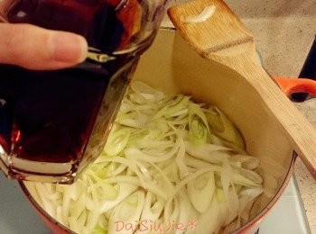 step3: 下少量油,下所有洋蔥及一半京蔥炒香。再落湯底汁料，加约1Lt 水待滾。轉小火煲十分鐘，湯底就完成了。