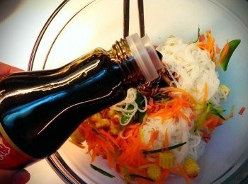 step4: 將時蔬混合榖盛壽喜燒3大匙,正宗道地日式火鍋醬,香甜的風味把時蔬的鮮美都提升了不少