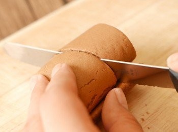 step1: 把只有半條那條瑞士卷打斜切成兩份。