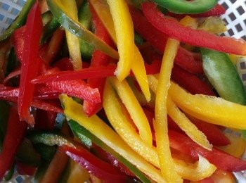 step1: 將红，黃，青椒切幼條。
洋蔥切條。