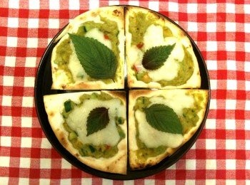 step3: 放入烤箱烘烤3分鐘。烤好後，舖上新鮮紫蘇，吃披薩囉。