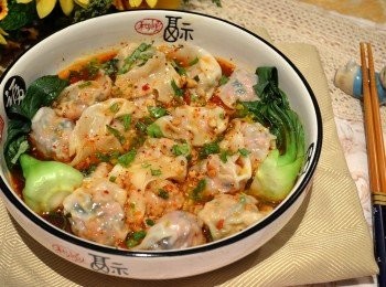 step8: 可直接將混合好的紅油醬汁淋在餛飩上當作涼拌吃；也可以加入少許清湯與紅油醬汁混合再淋入餛飩上就成了很像四川式的紅油抄手。