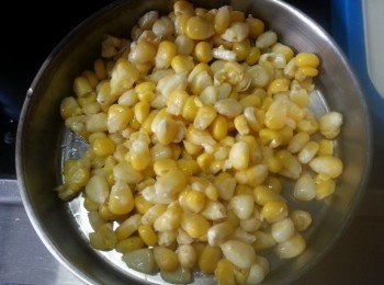step5: 新鮮粟米起粒,蒸10分鐘待用(亦可用罐頭粟米粒代替)