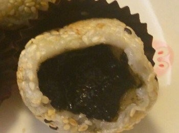 step6: 小朋友進食時要特別小心,因芝麻餡是流心非常熱的。