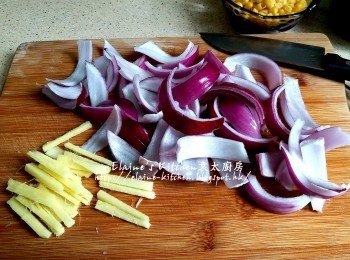 step3: 分別將西芹切段 , 甘旬切片 , 紫洋蔥切件 , 薑去皮切絲