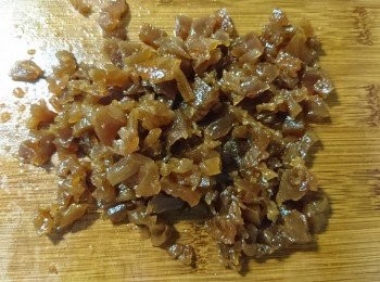 step4: 蔭瓜切碎，放入內鍋。空罐頭裝滿香菇水，再將這些香菇水倒入內鍋（2次）。