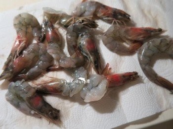 step1: 白蝦去殼.留頭尾.從背面畫刀剖開.用紙巾吸乾水分.撒上少許鹽巴