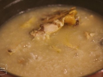 step3: 白飯變成粥後, 倒入鹽焗雞煲多15分鐘