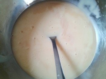 step1: 先將香草精與煉乳拌勻