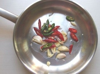 step2: 準備一個平底鍋,倒入橄欖油熱鍋後,加入大蒜辣椒爆香。