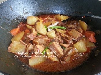 step9: 焗2小時後再用中火煮熱後加入青蔥段拌勻即可