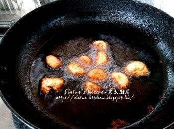 step6: 期間細鑊加約3湯匙油燒熱 , 放入蒜頭用慢火慢慢煎至兩面金黃色後盛起