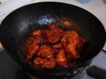 step8: 倒入炸好的雞腿肉，翻扮，使其充分與番茄醬混合。