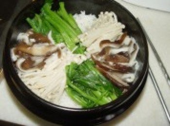 step8: 米飯盛入石鍋內，壓實，在上面碼上蔬菜。