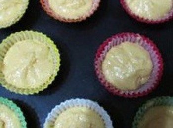 step9: 把蛋糕麵糊舀入模子7-8分滿就可以了，如果上面要裝飾，用勺子輕輕地從中間往四周撥一下