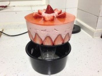 step15: 完成脫模。美味草莓慕斯就完成了，轉移到平面的盤子或是墊片上就可以開始享用美食了。