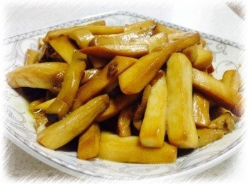 step3: 加入美極、白糖、黑胡椒碎翻炒，醬汁融入每一根雞脾菇裡就可以加點鹽出鍋，美極炒雞脾菇食譜完成