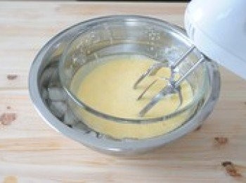 step10: 把奶糊碗放進裝有冰水的盆中。用打發器進行打發（我用的是中速）。