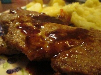 step5: 自製牛排醬汁(鍋裡的牛油加入洋蔥、蘑菇和黑楜椒醬拌炒，風味更加)