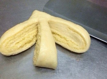 step13: 將三角型麵團切兩刀，展開成爪狀，預留發酵空間放烤盤上