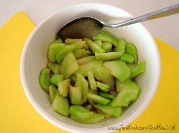 step3: 1小时后，将盐水倒掉不然会很咸。再加入1汤匙酱油，1汤匙醋（或柠檬汁）和1汤匙白糖，拌匀即可。然后放入冰箱让它腌制一个晚上