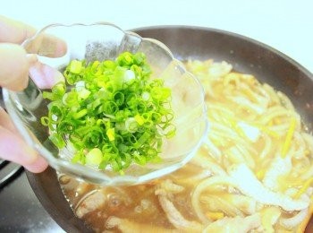 step6: ㄧ下下就會變糊。加入蔥花。