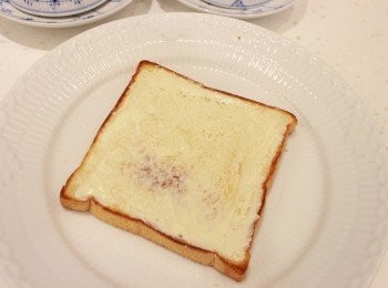 step3: 抹上奶油乳酪抹醬或你喜歡的抹醬。※ 大超市就可買到奶油乳酪抹醬。若不想買奶油乳酪抹醬。奶油乳酪(cream cheese)用動物性鮮奶油打軟亦可代替。